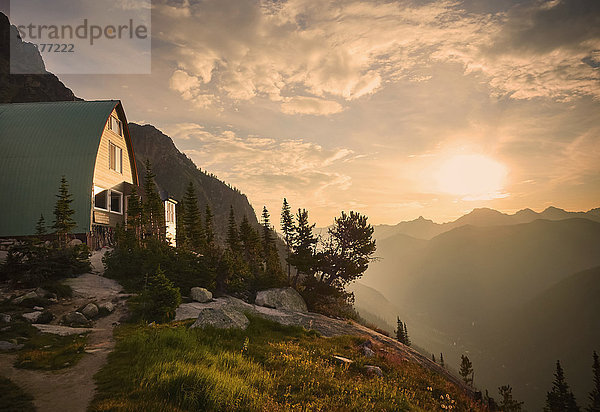 Sonnenaufgang bei der Conrad-Kain-Hütte des Alpenvereins im Bugaboos Provincial Park; British Columbia  Kanada .