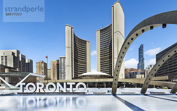 Nathan-Philips-Square-Eislaufbahn am Rathaus von Toronto; Toronto  Ontario  Kanada
