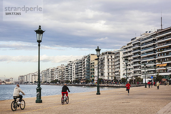 Fußgänger und Radfahrer entlang der Uferpromenade; Thessaloniki  Griechenland'.