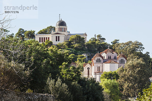 Kirchengebäude auf einem von Bäumen umgebenen Hügel; Athen  Griechenland'.