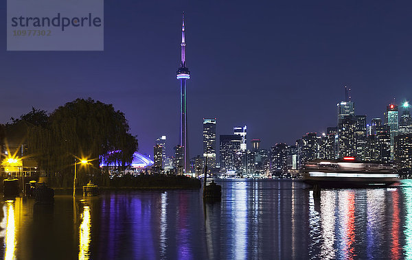 Skyline der Stadt bei Nacht von Centre Island aus; Toronto  Ontario  Kanada'.