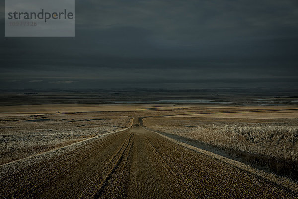 Eine Landstraße unter einem dunklen  stürmischen Himmel; Gull Lake  Saskatchewan  Kanada'.