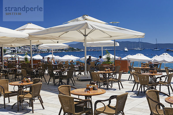 Regenschirme und Stühle mit Blick auf das Meer; Bodrum  Türkei'.