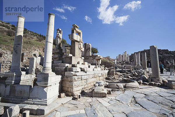 Ruinen des Memmius-Denkmals; Ephesus  Izmir  Türkei'.