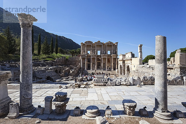 Touristen in der Celsus-Bibliothek; Ephesus  Izmir  Türkei'.