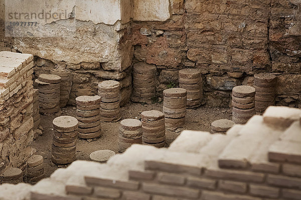 Antike Steinmauern und Sitzgelegenheiten in einem Dampfbad in einem Museum; Ephesus  Izmir  Türkei'.