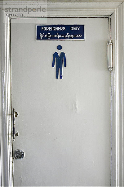 Tür zur Herrentoilette  Mandalay  Myanmar (Birma)