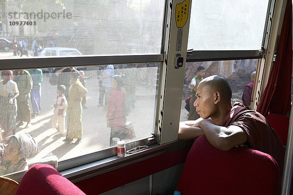 Mönch schaut aus einem Busfenster  Bagan  Myanmar (Burma)