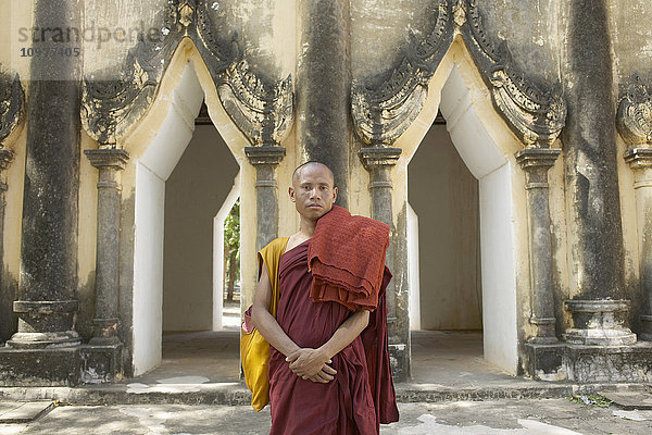 Mönch außerhalb eines Tempels  Bagan  Myanmar (Burma)