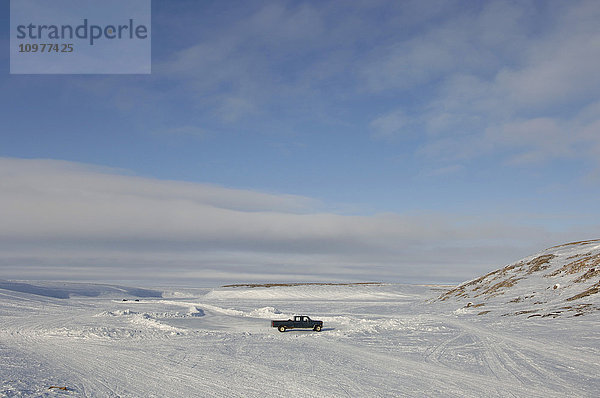 Pickup-Truck am Ende der Eisstraße  Cambridge Bay  Nunavut