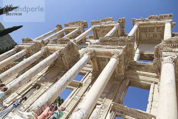 Nahaufnahme der Bibliothek des Celsus in der historischen Stätte von Ephesus; Ephesus  Izmir  Türkei'.