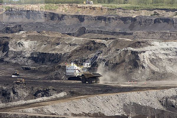 Betrieb in der Muskeg River Mine  Teil des Albian Sands Ölsandprojekts in der Nähe von Fort Mcmurray  Alberta.