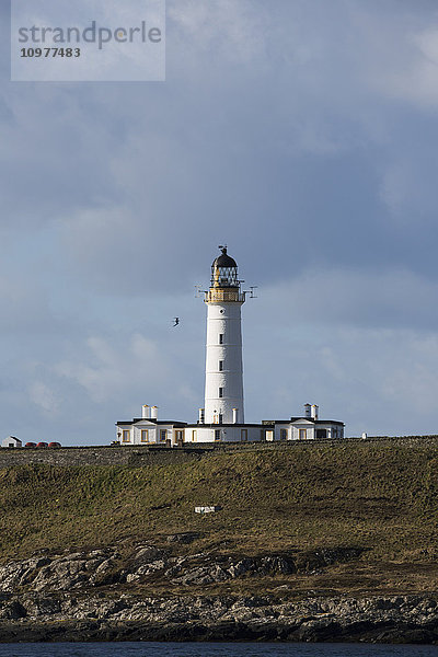 Leuchtturm unter bewölktem Himmel; Portnahaven  Isle of Islay  Schottland'.