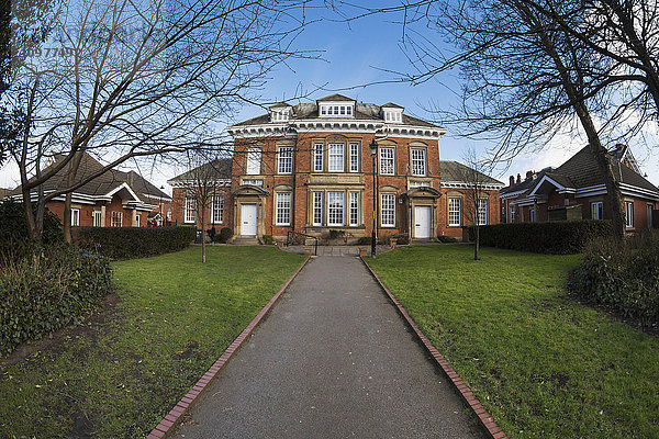 Weg  der zu einem großen Haus mit zwei Eingängen führt; South Shields  Tyne and Wear  England'.