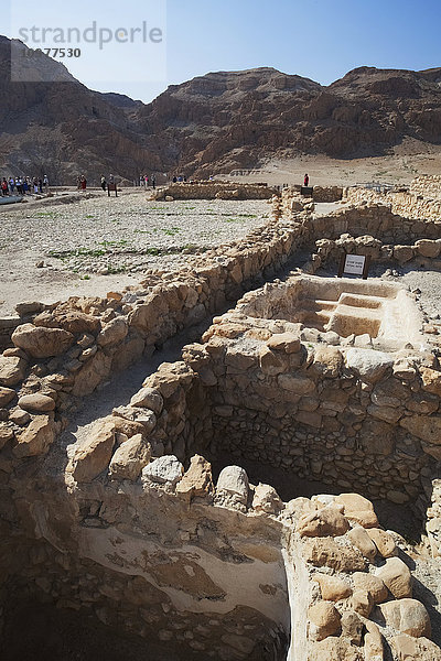 Touristen besuchen eine antike Ruinenstätte; Qumran  Israel'.