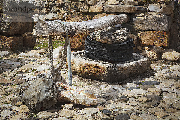 Olivenpresse und Steinbecken an der Stätte der antiken Ruinen; Tel Hazor  Israel
