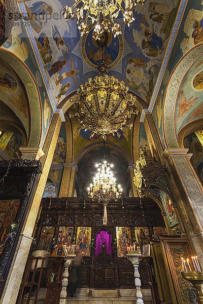 Das farbenfrohe und verzierte Innere der St. Gabriel Kirche in Nazareth  Israel