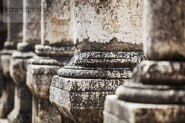 Nahaufnahme von abgenutzten  zerstörten Säulen; Kapernaum  Israel'.