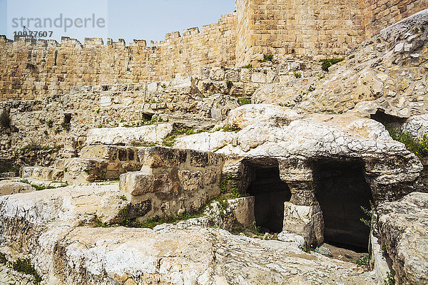 Historische Ruinen mit einer großen Mauer und einer Höhle; Jerusalem  Israel'.