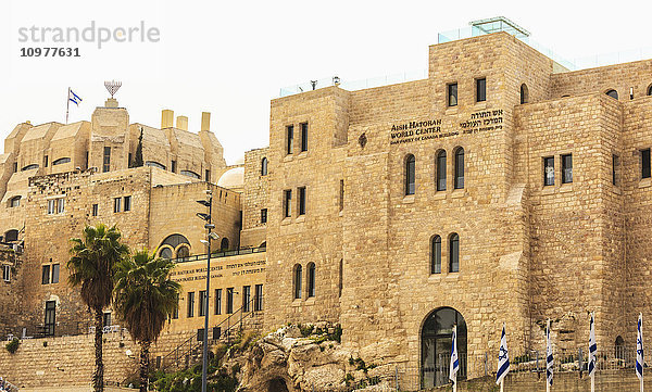 Aish Hatorah World Centre  ein modernes Gebäude in der Altstadt von Jerusalem  mit einer Nachbildung des Tempels  der einst auf dem Tempelberg stand  auf dem Dach; Jerusalem  Israel'.