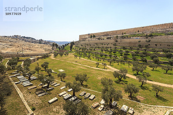 Alte Stadtmauern und ein Friedhof; Jerusalem  Israel'.