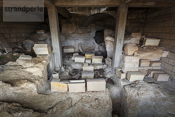 Kleine Kisten in einer Höhle; Jerusalem  Israel'.