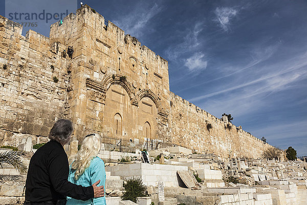 Ein Paar steht vor dem Osttor des Tempelbergs  Altstadt von Jerusalem; Jerusalem  Israel'.