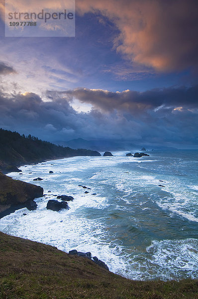 Ein morgendlicher Sturm braut sich an der Pazifikküste zusammen in dieser Ansicht vom Ecola State Park  in der Nähe von Cannon Beach; Oregon  Vereinigte Staaten von Amerika'.