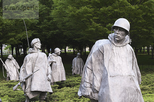 Eine Gruppe von Statuen stellt ein Geschwader auf Patrouille am Korean War Veterans Memorial in Washington  D.C. mit dem Washington Monument im Hintergrund dar; Washington  District of Columbia  Vereinigte Staaten von Amerika'.