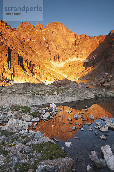 Erstes Licht auf Long's Peak am Chasm Lake im Rocky Mountain National Park; Colorado  Vereinigte Staaten von Amerika'.