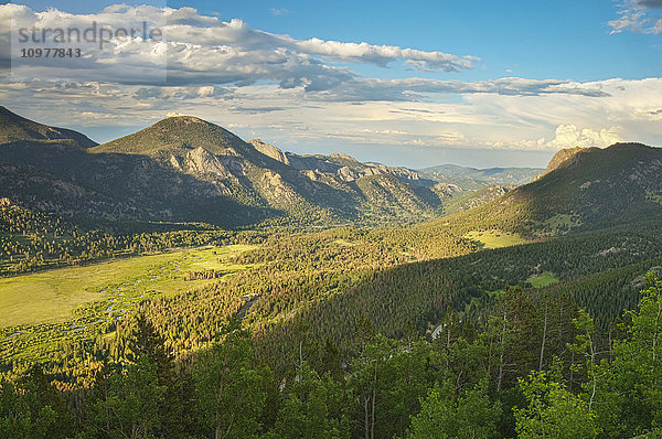Abendlicher Blick in ein Tal vom unteren Teil der Trail Ridge Road im Rocky Mountain National Park; Colorado  Vereinigte Staaten von Amerika'.
