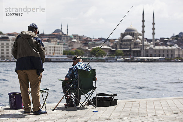 Männer beim Fischen am Ufer gegenüber von Sultanahmet  Altstadt; Istanbul  Türkei'.