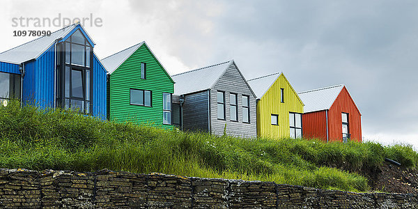 Bunte Gebäude in einer Reihe am John O'Groats Haus; John O'Groats  Schottland'.