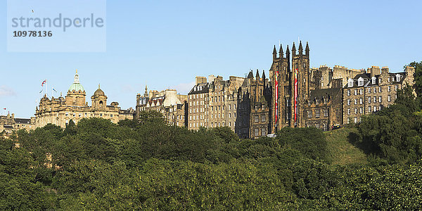 Skyline der Altstadt vor blauem Himmel; Edinburgh  Schottland'.