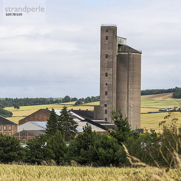 Silo und Felder auf Ackerland; Schottland'.