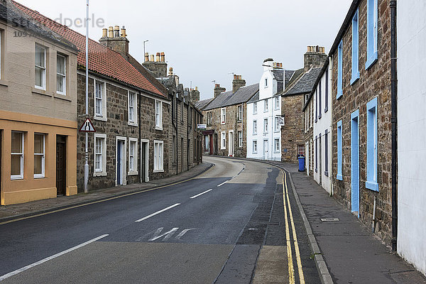 Ruhige  von Wohnhäusern gesäumte Straße; Anstruther  Fife  Schottland'.