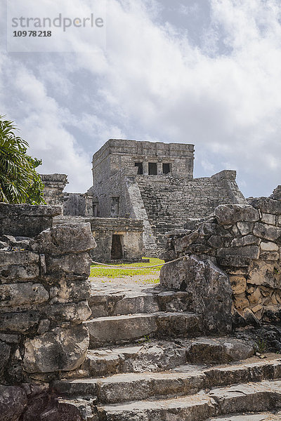 Ruinen eines Steingebäudes und Stufen  Riviera Maya; Tulum  Quintana Roos  Mexiko'.