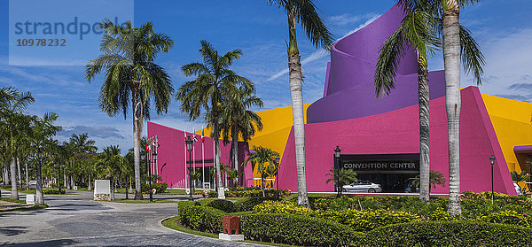 Helle und bunte Gebäude in einem Kongresszentrum in der Karibik; Playa del Carmen  Quintana Roo  Mexiko