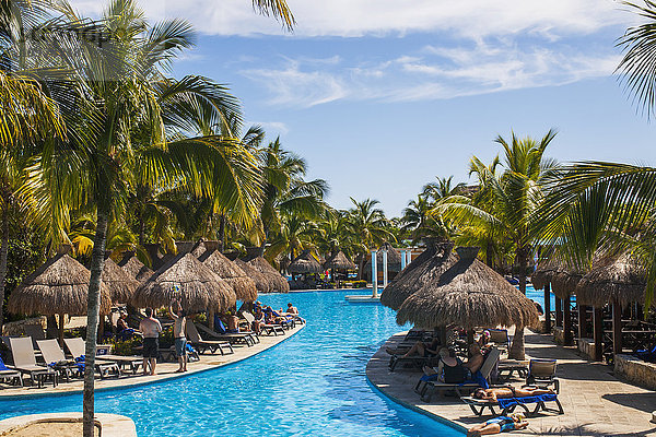 Swimmingpool und sonnenbadende Touristen in einer Ferienanlage an der Karibik; Playa del Carmen  Quintana Roo  Mexiko'.