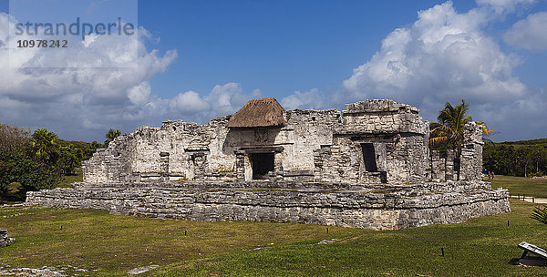 Ruinen eines Gebäudes  Riviera Maya; Tulum  Quintana Roo  Mexiko'.