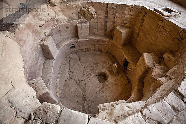 Blick in eine Kiva innerhalb der Spruce Tree House-Felsenwohnungen im Mesa Verde National Park; Colorado  Vereinigte Staaten von Amerika'.