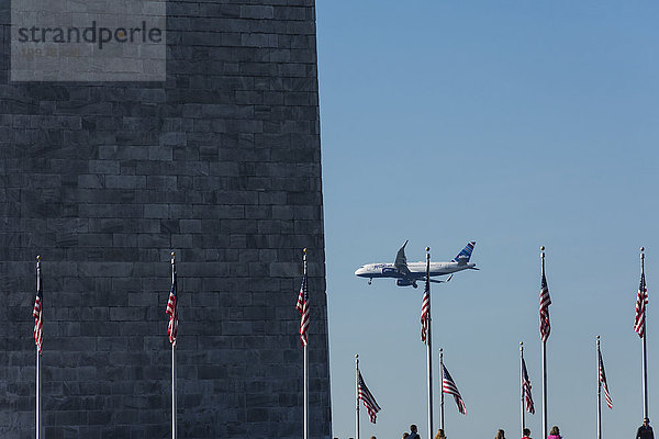 Ein JetBlue Airbus A320E mit Winglets (Sharklets) fliegt auf dem Weg zur Landung auf dem Reagan National Airport am Washington Monument vorbei; Washington  District of Columbia  Vereinigte Staaten von Amerika'.