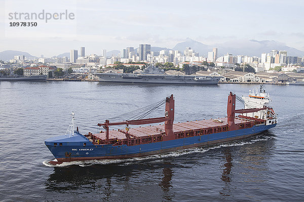 Schiff verlässt den Hafen und Flugzeugträger; Rio de Janeiro  Brasilien'.