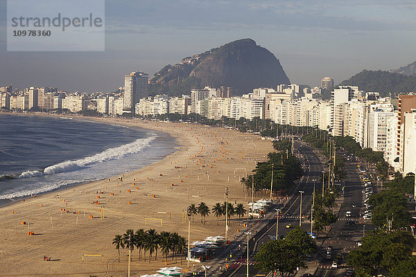 Copacabana Beach und Avenue Atlantica; Rio de Janeiro  Brasilien'.