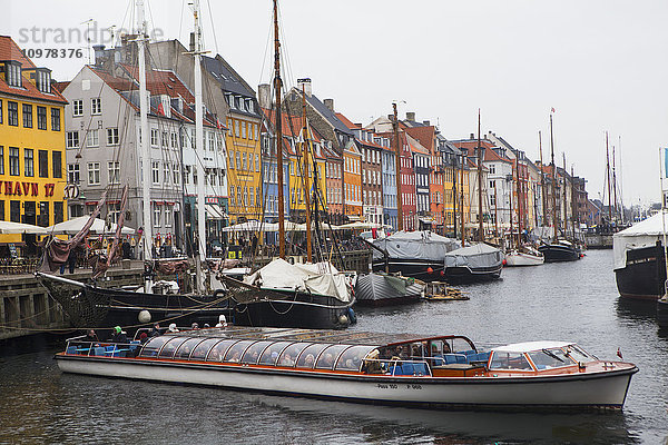 Nyhavn  der berühmte Hafenkanal in Kopenhagen mit bunten Stadthäusern aus dem siebzehnten und achtzehnten Jahrhundert  die den Kanal in der Abenddämmerung säumen; Kopenhagen  Dänemark'.