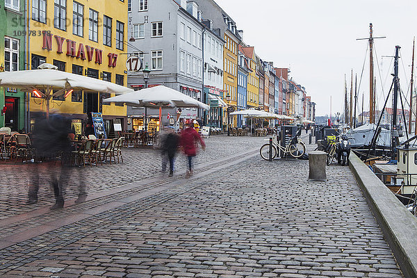 Nyhavn ist der berühmte Hafenkanal in Kopenhagen  mit bunten Stadthäusern aus dem siebzehnten und achtzehnten Jahrhundert entlang des Kanals; Kopenhagen  Dänemark