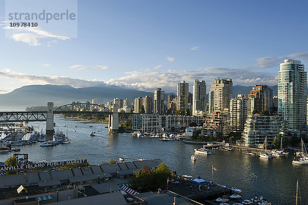 Blick über Granville Island  False Creek  auf West End und Burrard Street Bridge  Vancouver  British Columbia
