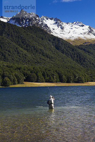 Ein Mann übt sich im Fliegenfischen am Mavora Lake; Mavora  Southland  Neuseeland'.