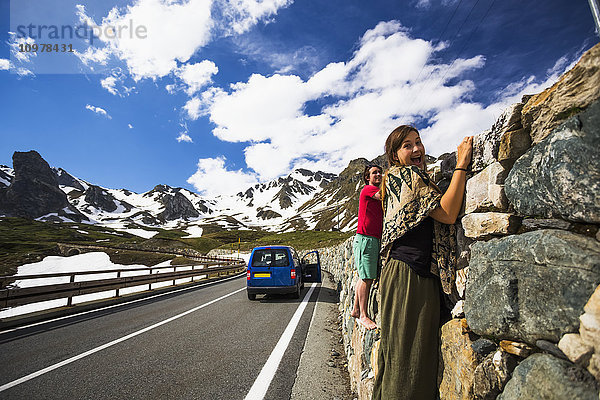 Ein Paar hält sich an einer Felswand entlang des Großen St. Bernhard-Passes fest  einem der ältesten Pässe durch die Westalpen  der durch Italien und die Schweiz führt; Italien'