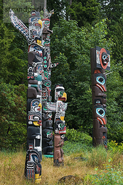 Totempfähle der Eingeborenen der Westküste  Stanley Park  Vancouver  British Columbia